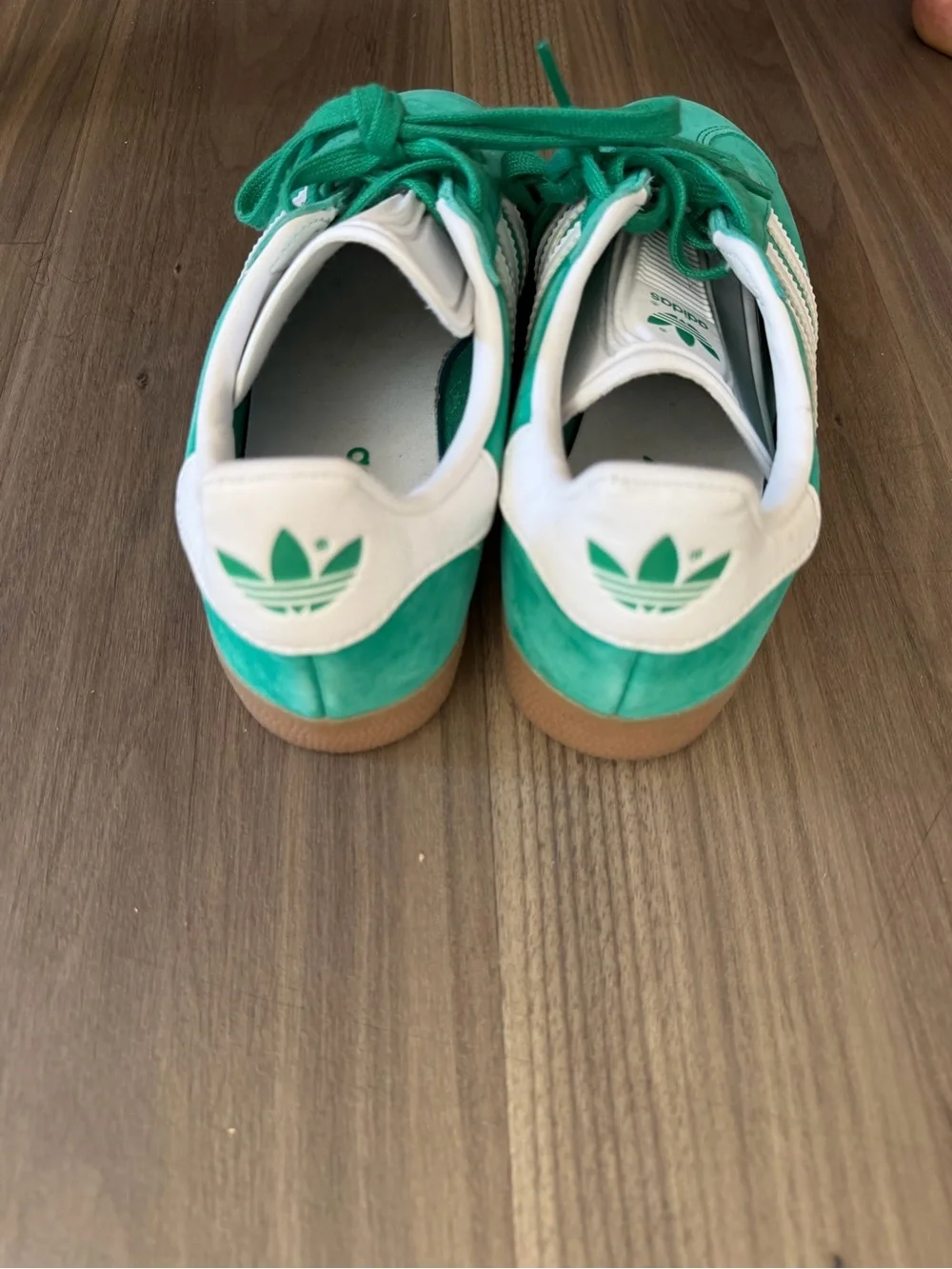 adidas Originals Gazelle Green Suede Gum Sole Sneakers Youth 4.5 / Women’s 6